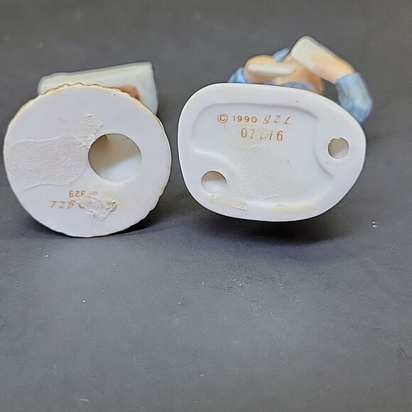 Dept 56 Villager Sisal Hedge Set(2) Mail Box And Mailman - Picture 6 of 10